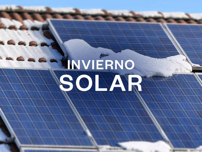 Paneles solares con nieve en techo, optimizando energía solar para calefacción en invierno.