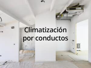Instalación de climatización por conductos en vivienda en obra, con conductos vistos en el techo